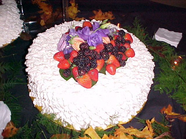 A wedding cake; Actual size=180 pixels wide